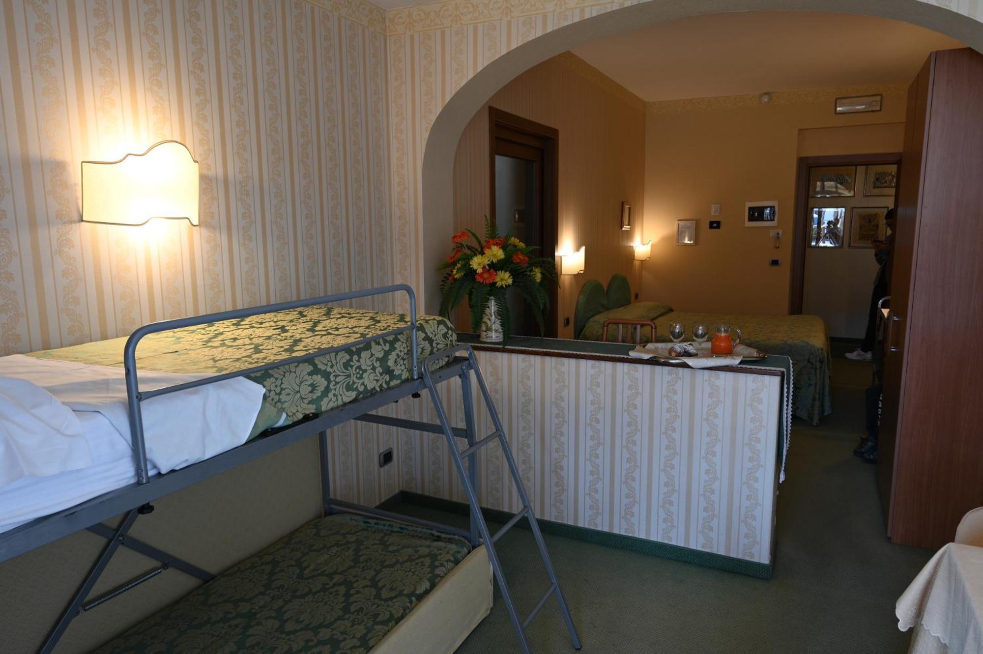 Hotel Ristorante La Lanterna Castelnuovo di Garfagnana Exterior foto