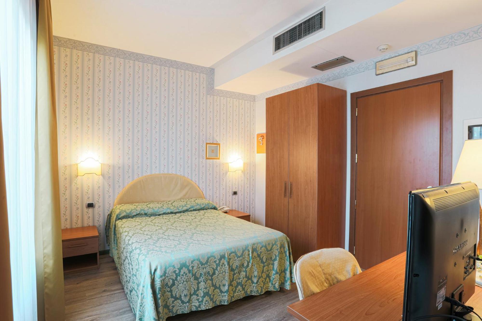 Hotel Ristorante La Lanterna Castelnuovo di Garfagnana Exterior foto