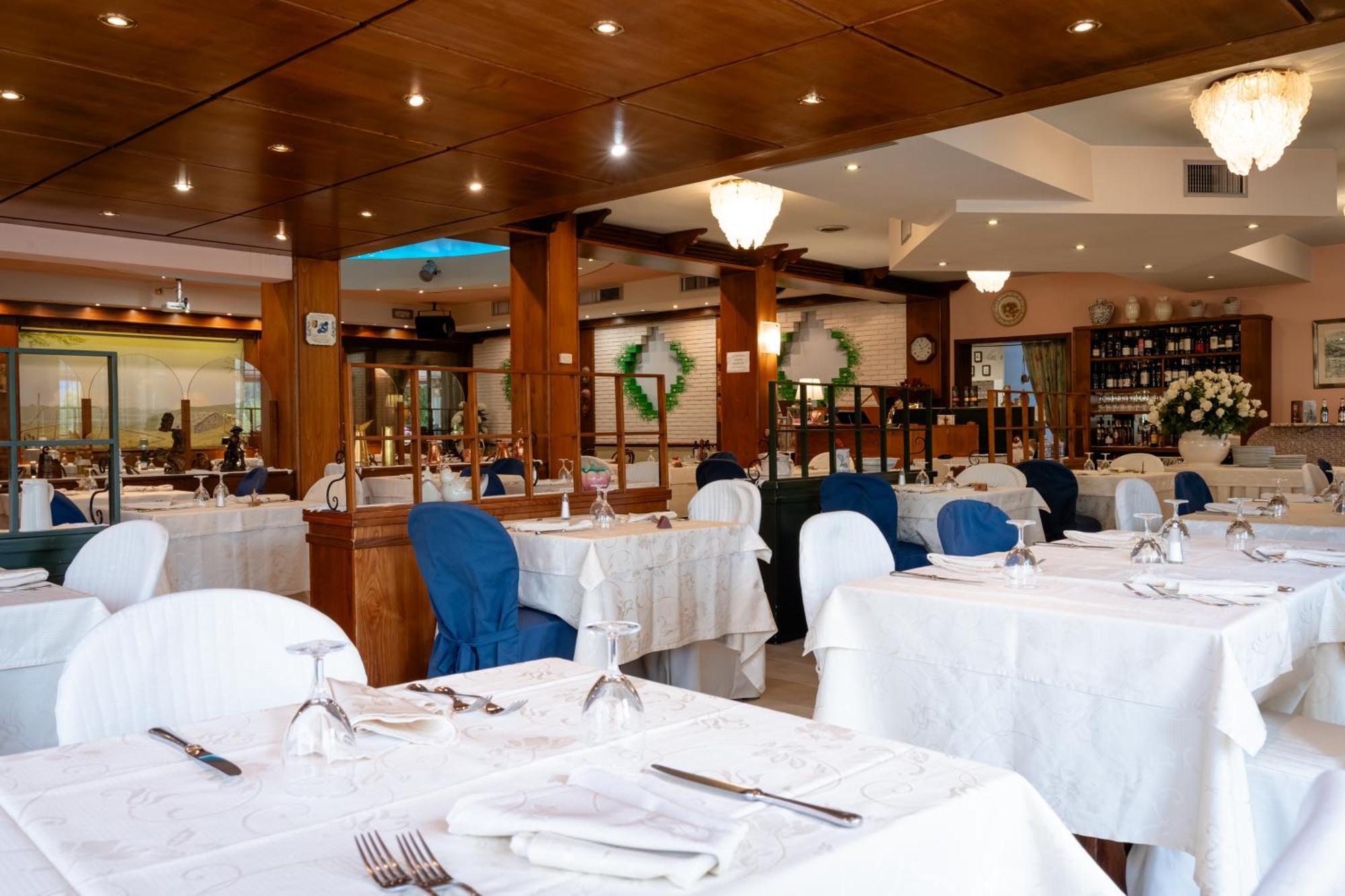 Hotel Ristorante La Lanterna Castelnuovo di Garfagnana Exterior foto
