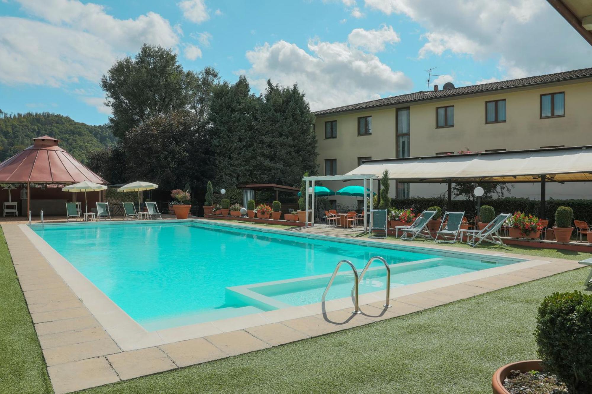 Hotel Ristorante La Lanterna Castelnuovo di Garfagnana Exterior foto